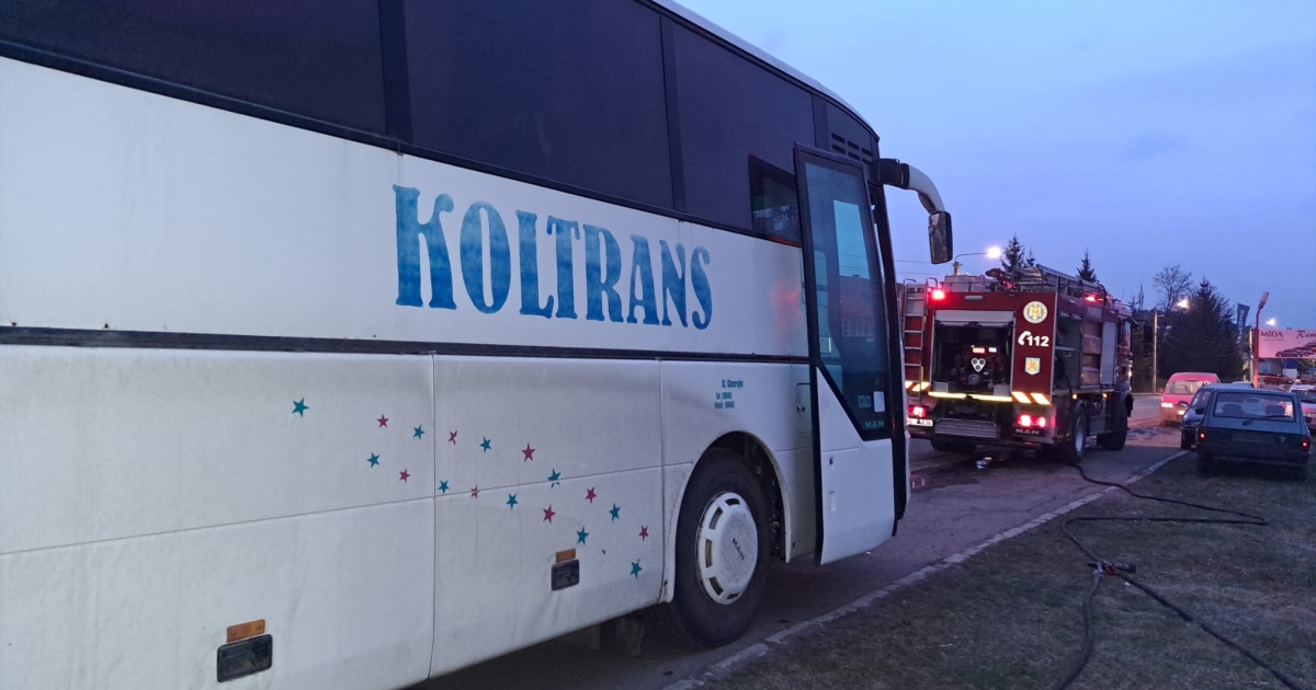 Frissítve! Túlhevült egy busz egyik kereke, füstölni kezdett a gumiabroncs